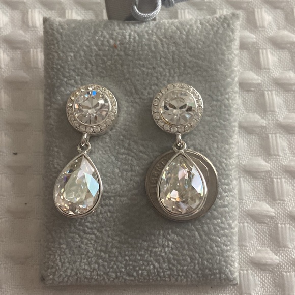 Beautiful Crystal Teardrop Pierced Earrings - Picture 8 of 8